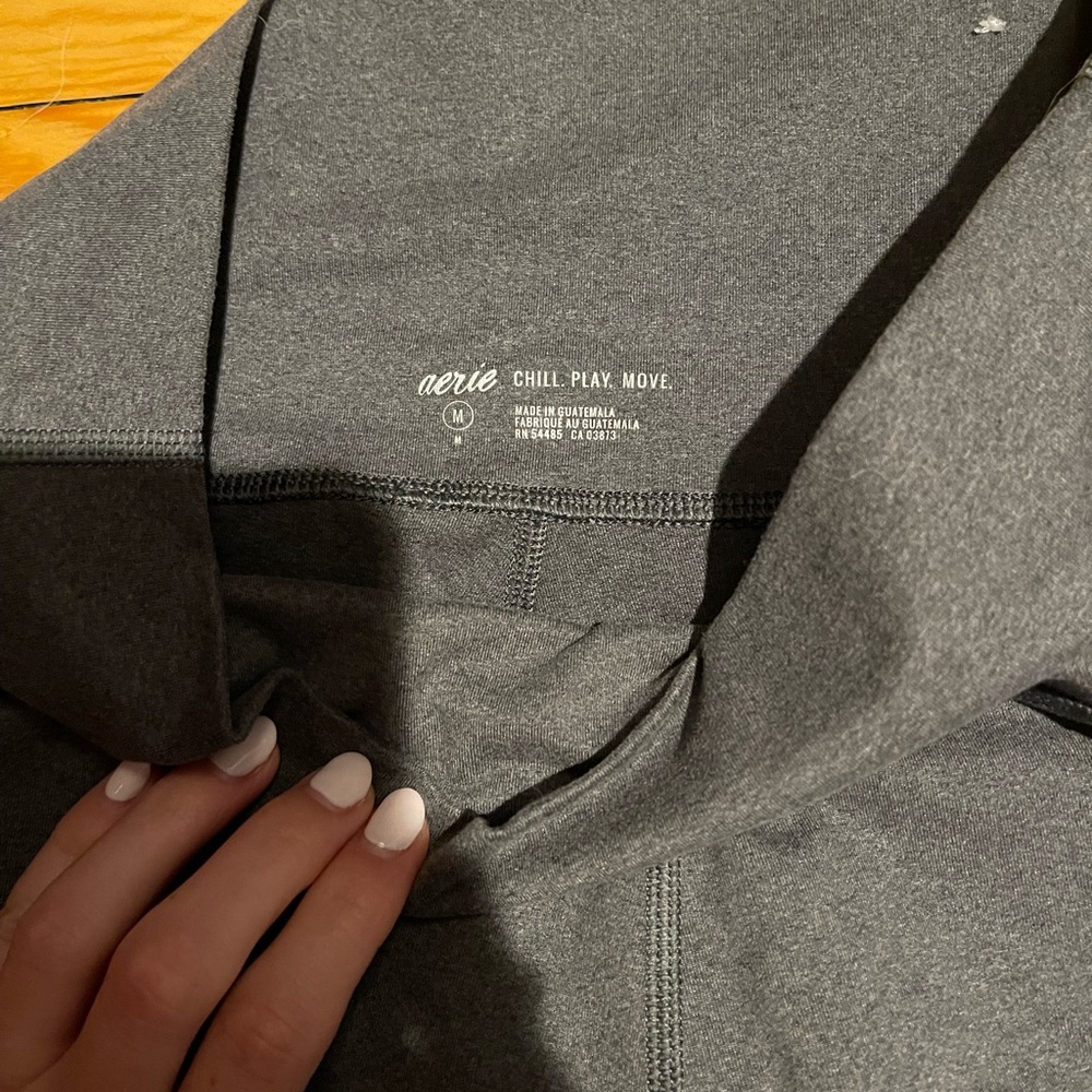 Size medium aeries chill play move legging never worn